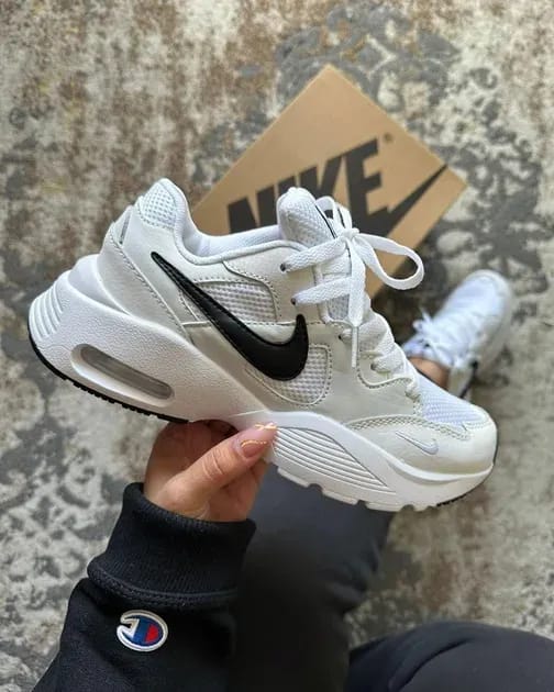 Chunky and lifestyle sneakers: models inspired by the Air Max Fusion and New Balance 9060